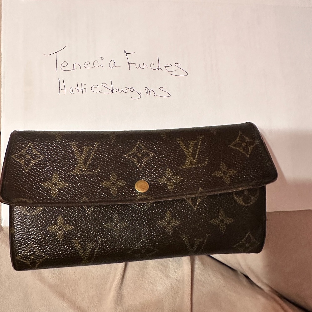 Well loved Louis Vuitton Sarah Wallet